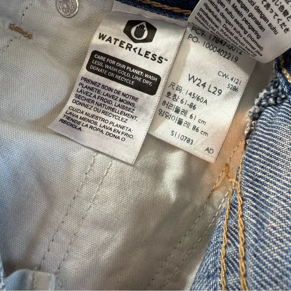 Levi’s High Loose Taper Mom Jeans - Picture 8 of 8